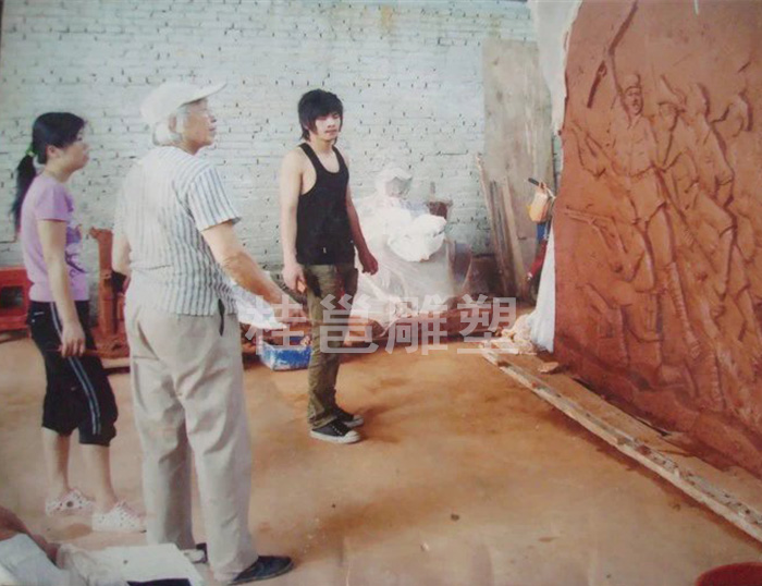 贵港本厂艺术顾问广州美术学院曹崇恩教授到我厂指导雕塑