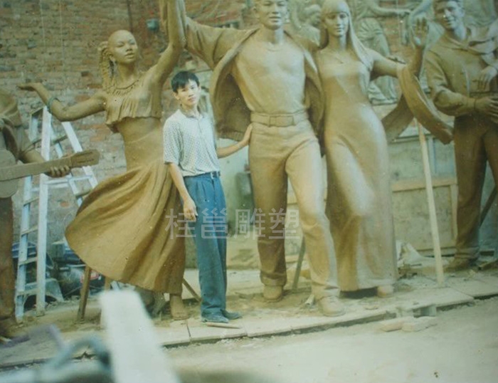 柳州本厂为广州市外语学院所做的五洲青年雕塑泥稿