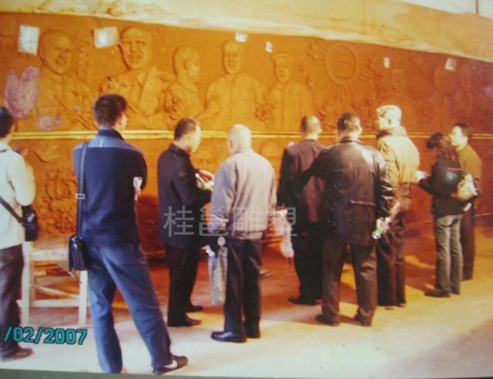 柳州广州广雅中学邻导到本厂看为该校所雕塑泥稿